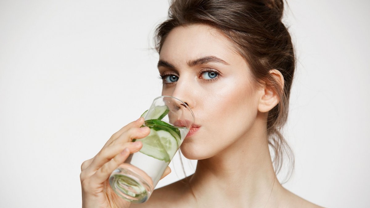 Πώς το νερό με αγγούρι ενισχύει την υγεία δέρματος, οστών και εντέρου