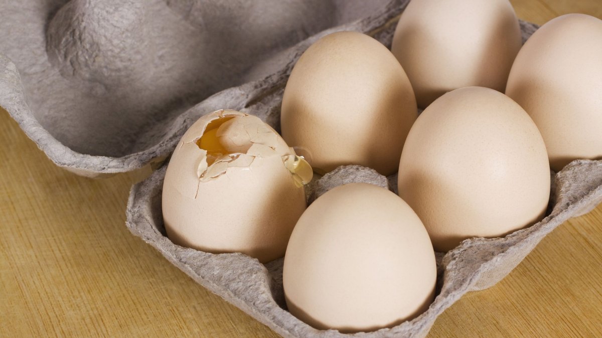 Είναι ασφαλές να φάτε ένα ραγισμένο αυγό στην καρτέλα;