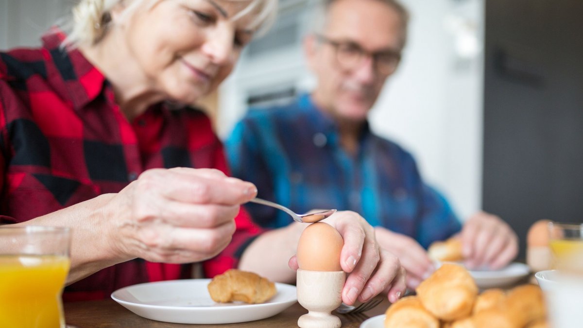 Τι να τρώτε και να αποφεύγετε για πιο δυνατά οστά, σύμφωνα με τους ειδικούς