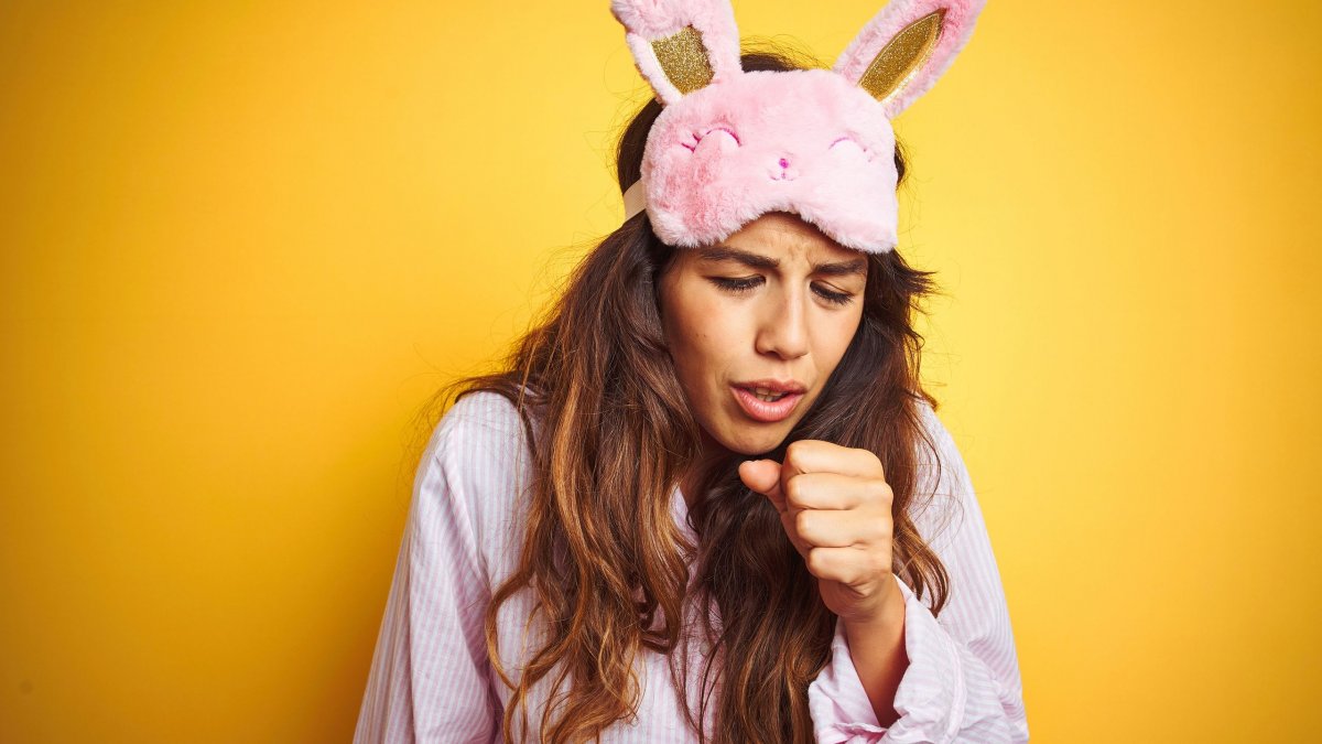 Ξηρός βήχας: 8 λόγοι που επιδεινώνεται τη νύχτα και 8 λύσεις γι’ αυτό