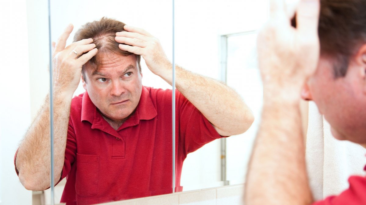 Κάνει καλό η βιοτίνη στα μαλλιά; Τι απαντούν έρευνες και ειδικοί