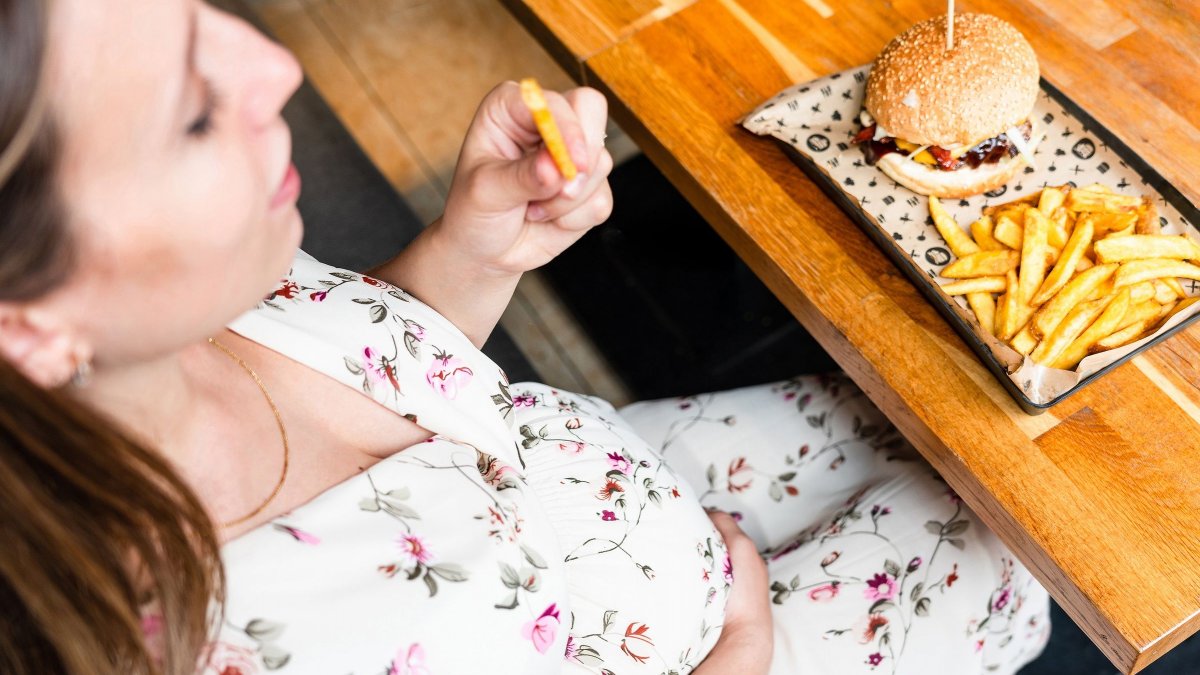 Η μυρωδιά του μπέικον μας προδιαθέτει για παχυσαρκία ακόμα και μέσα στην μήτρα – Απίστευτη έρευνα