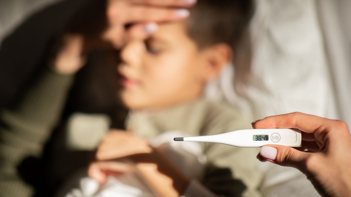 Γιατί ανεβαίνει ο παιδικός πυρετός τη νύχτα: Τι θέλουν οι παιδίατροι να γνωρίζουν οι γονείς