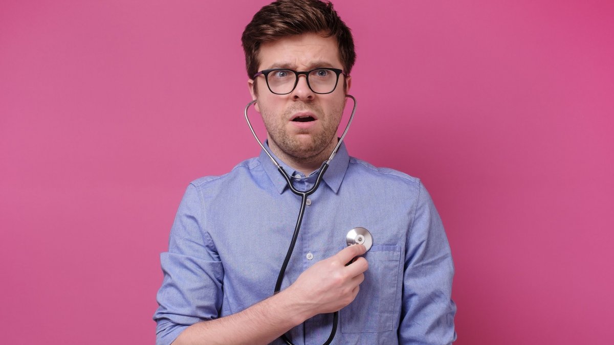 Ξαφνικό φτερούγισμα στην καρδιά: Γιατί συμβαίνει — Πότε σηματοδοτεί κίνδυνο