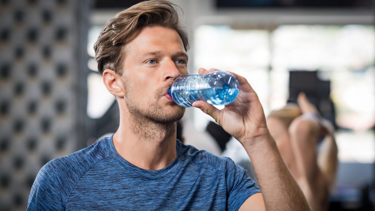 Οι κρυφοί κίνδυνοι από το εμφιαλωμένο νερό: Τι προειδοποιούν επιστήμη και ειδικοί δημόσιας Υγείας