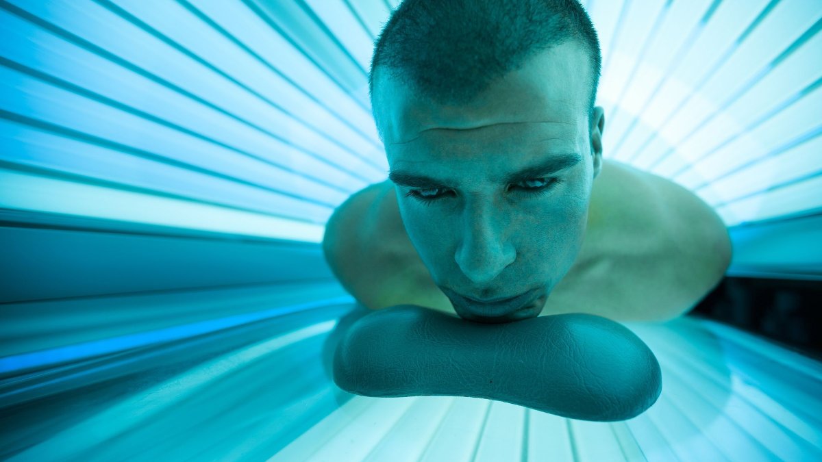 Καταδικαστική νέα έρευνα για τα σολάριουμ: Τριπλασιάζουν τον κίνδυνο μελανώματος