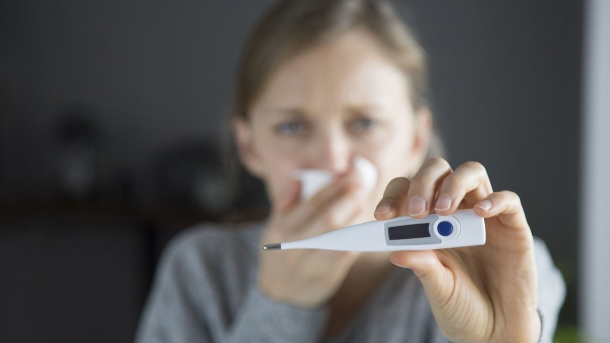 Τι είναι η “σούπερ-γρίπη” του φετινού χειμώνα: Πώς ξεχωρίζει από κρυολόγημα και COVID-19