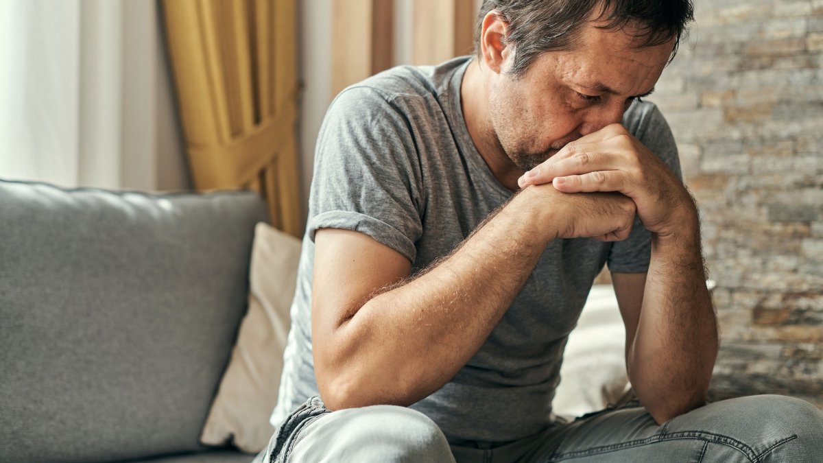 Τα 6 καταθλιπτικά συμπτώματα μέσης ηλικίας που συνδέονται με την άνοια πολύ αργότερα