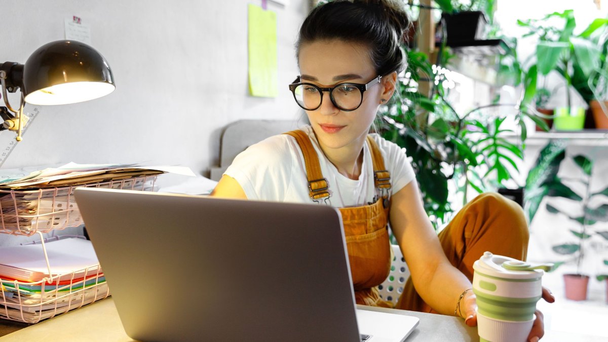 Gen-Z Εμπιστευτικό: Χαρακτηριστικά, ψυχικές πιέσεις και τι πρέπει να καταλάβουν οι εργοδότες