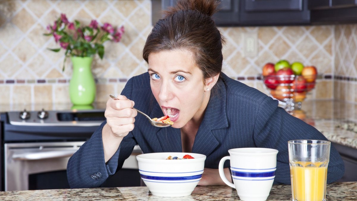 Η καλύτερη ώρα να φάτε πρωινό αν έχετε χοληστερίνη, σύμφωνα με τους διαιτολόγους
