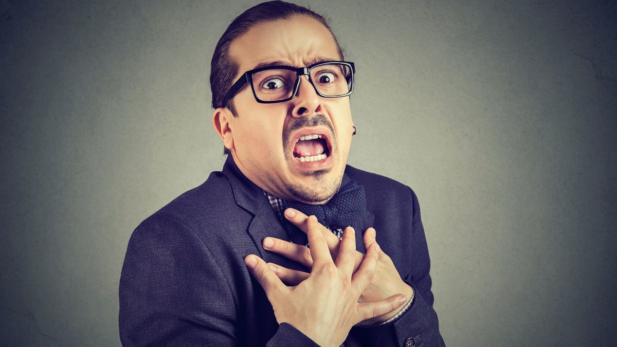 Πόνος στο στήθος από άγχος: Πώς οι κρίσεις πανικού και το στρες μιμούνται το έμφραγμα