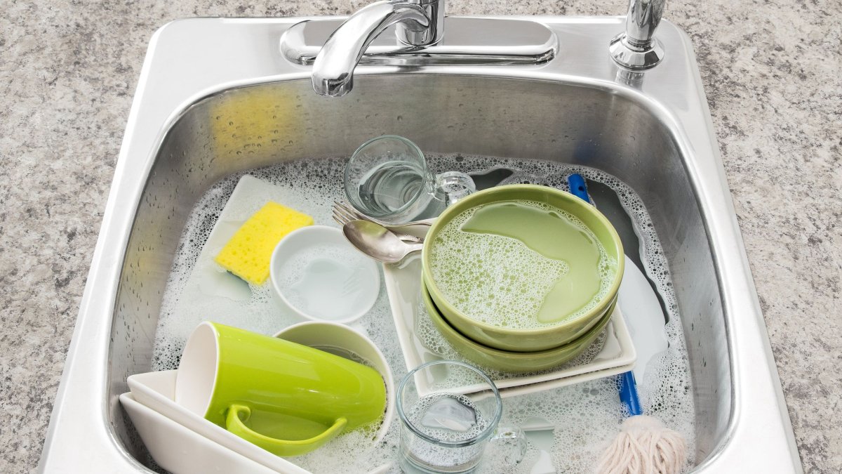 Γιατί δεν πρέπει να μουλιάζετε πιάτα και κουζινικά στον νεροχύτη όλη τη νύχτα