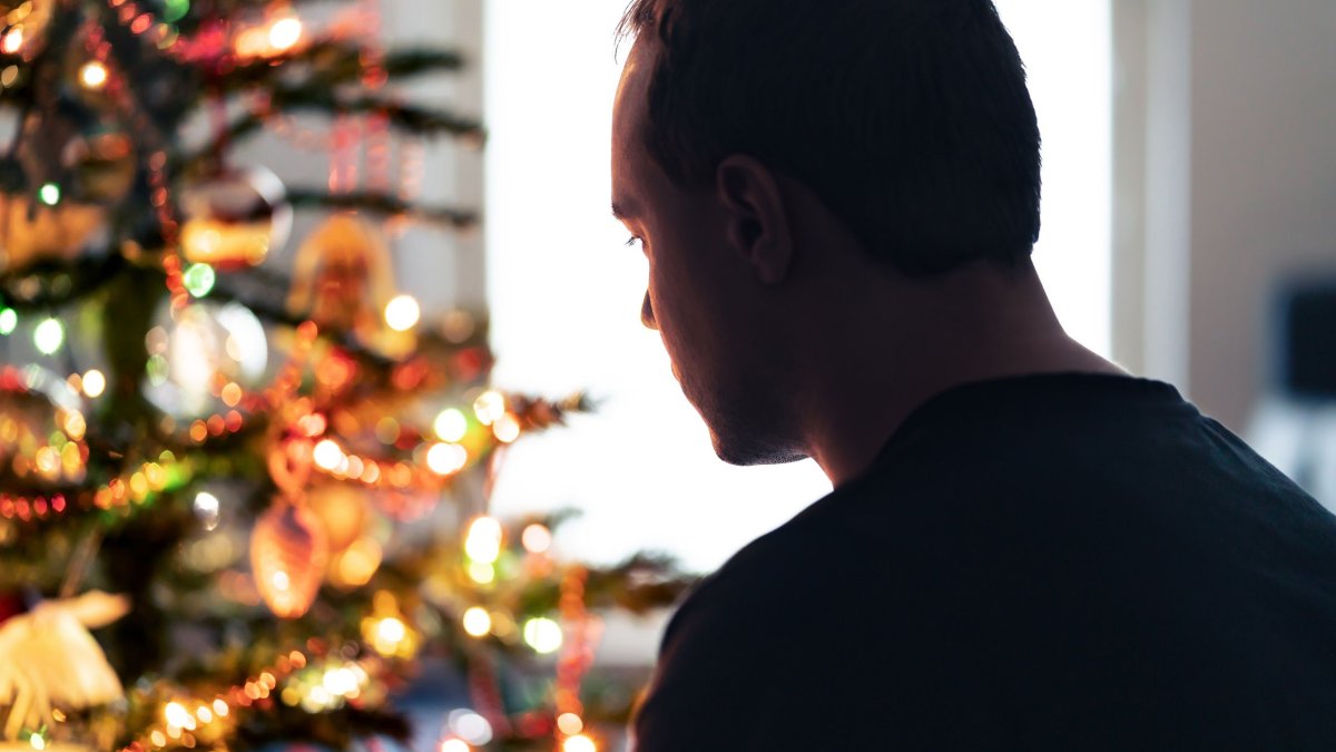 Γιατί το άγχος και η μοναξιά αυξάνονται τα Χριστούγεννα — Τι βοηθάει πραγματικά