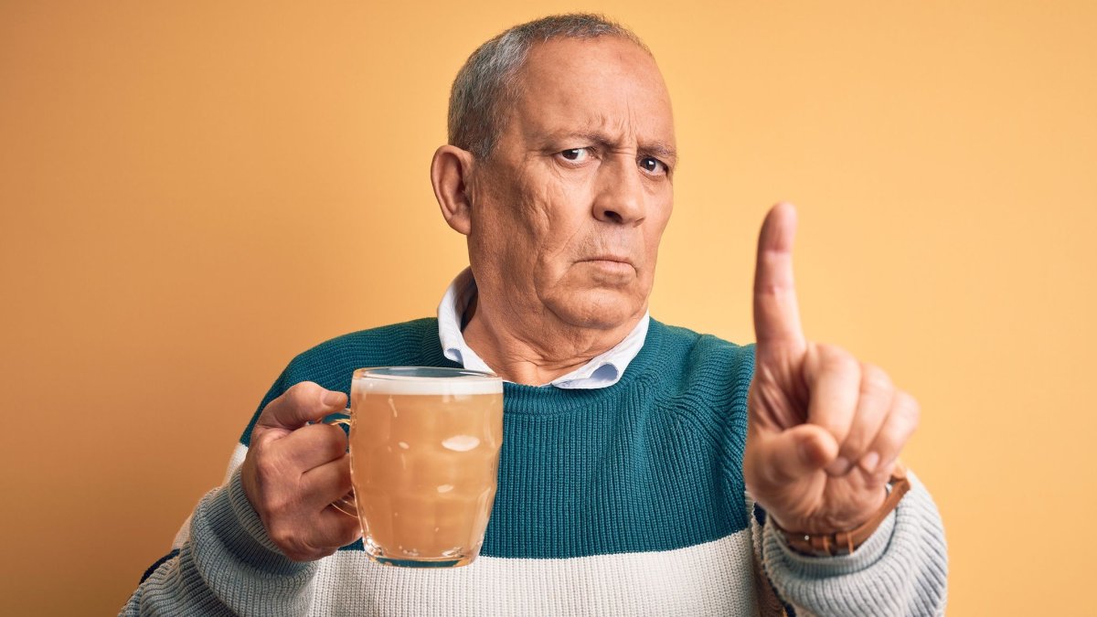 Νευρολόγος: “Συνιστώ στους ασθενείς μου να κόψουν το αλκοόλ μετά τα 65”