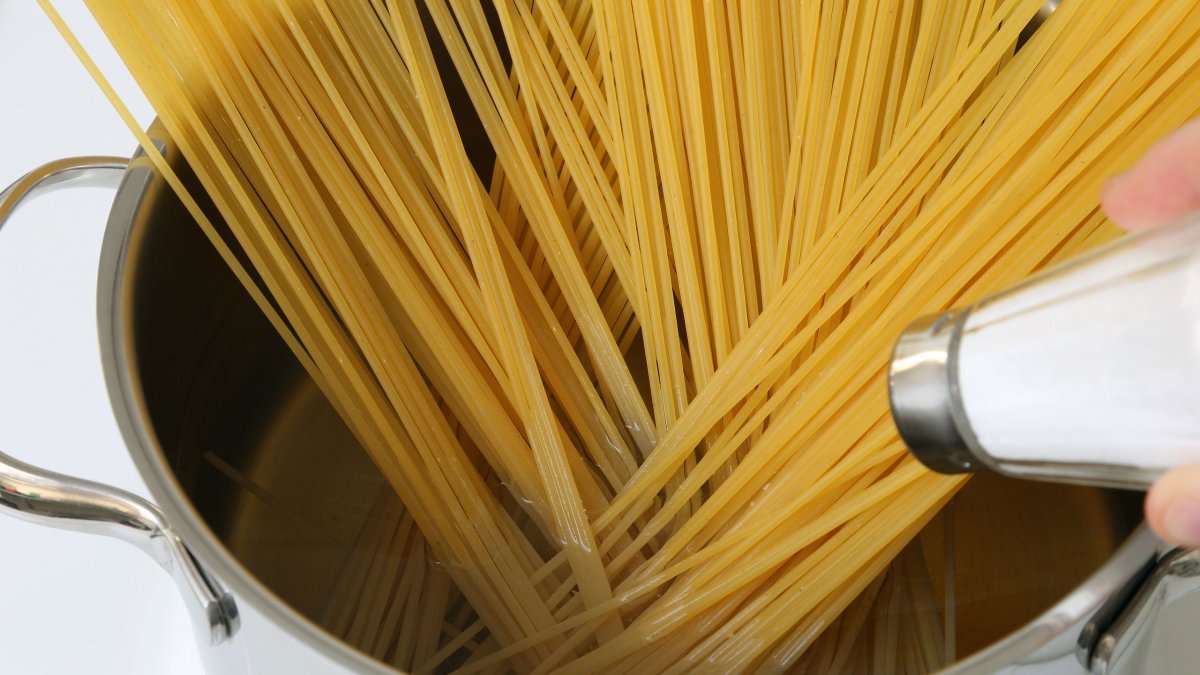 Πότε αλατίζετε το νερό για τα ζυμαρικά; Τι παθαίνει το ιωδιούχο αλάτι που βάζουμε όλοι