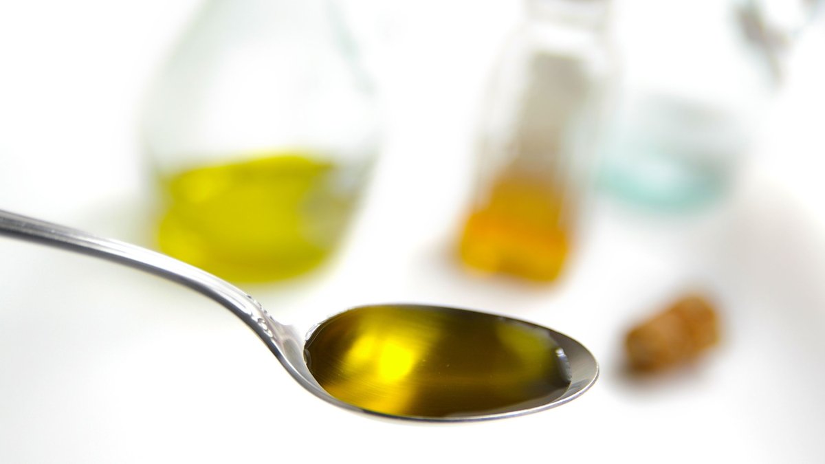Οφέλη από το να πίνετε ελαιόλαδο με το κουτάλι: Τι έχει αποδειχτεί και τι όχι