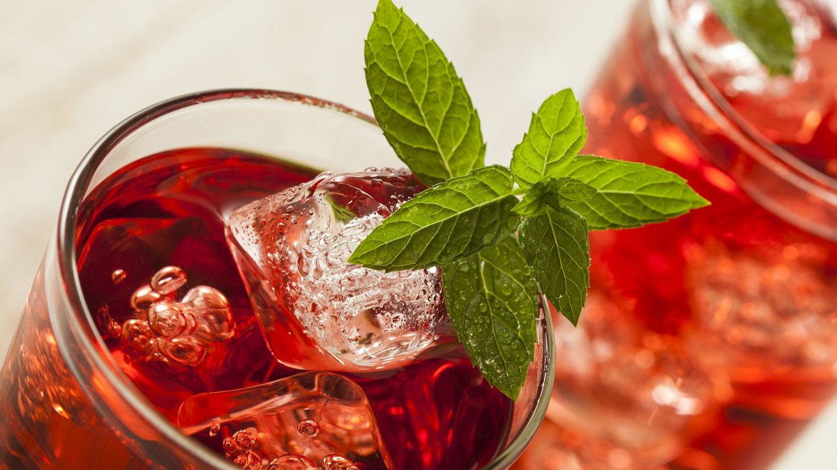 Τα 7 οφέλη υγείας του νερού ιβίσκου που ίσως σας καταπλήξουν