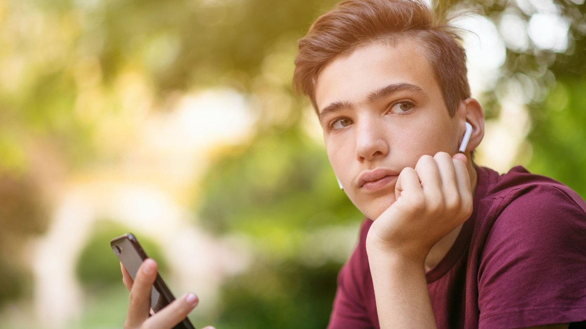 Ο υπερβολικός χρόνος μοναξιάς έχει δραματική επίδραση στον εφηβικό εγκέφαλο