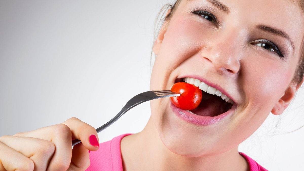 Πώς οι ντομάτες προστατεύουν από την ουλίτιδα – Λαμπερά χαμόγελα από νέα έρευνα