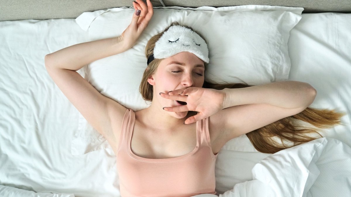 Νευροεπιστήμονας αποκαλύπτει ένα “πραγματικά περίεργο” κόλπο για να κοιμηθείτε σε 5 λεπτά