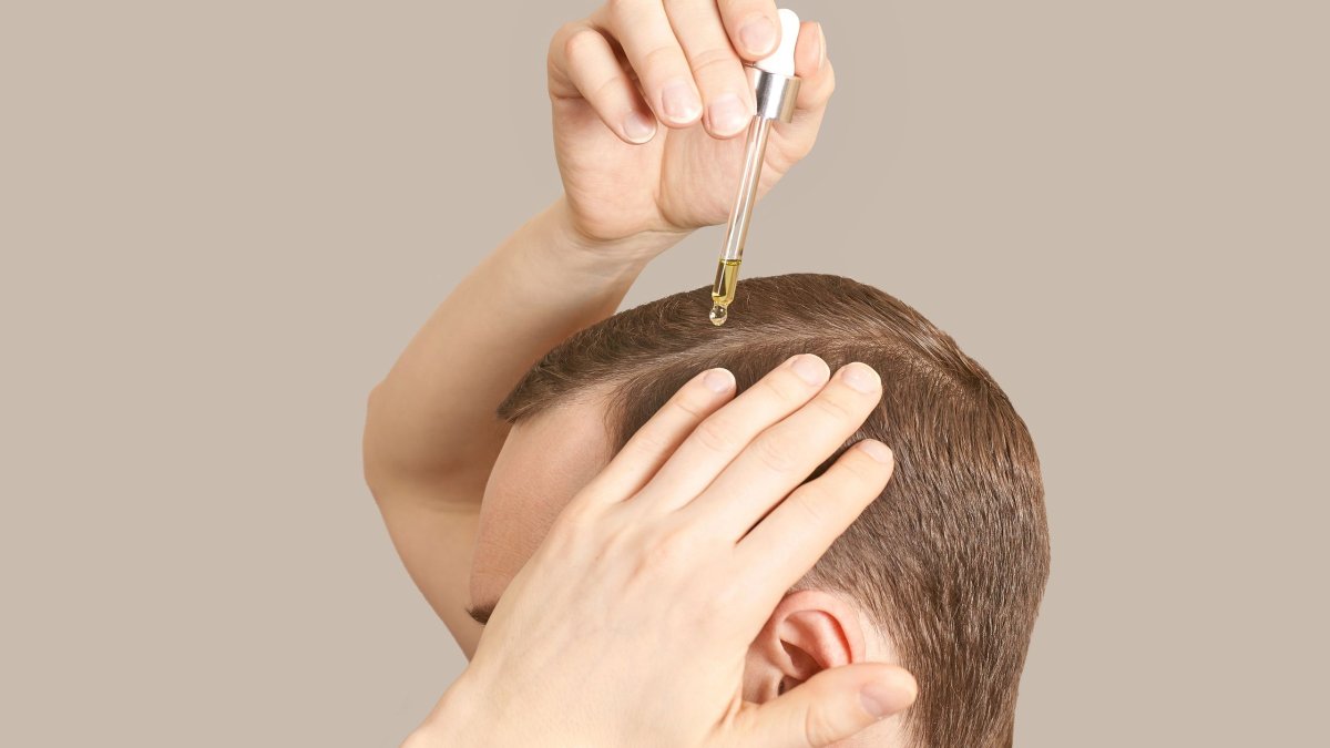 Έλαιο δεντρολίβανου για τα μαλλιά: Τι δείχνει η επιστήμη — Πώς χρησιμοποιείται