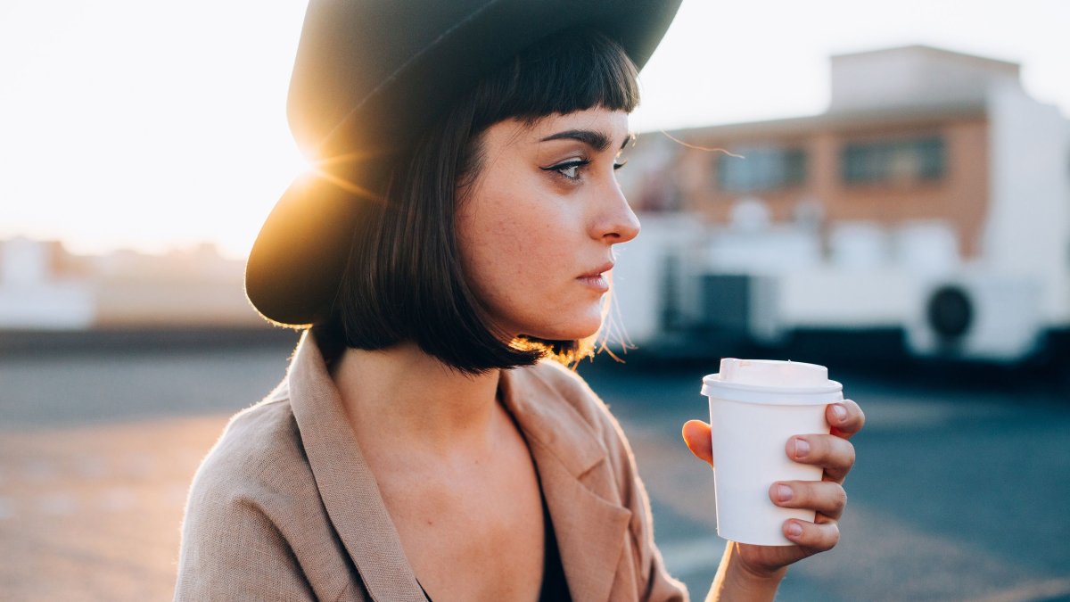 Τα ποτήρια για καφέ στο χέρι απελευθερώνουν χιλιάδες μικροπλαστικά: Πώς να προστατευθείτε
