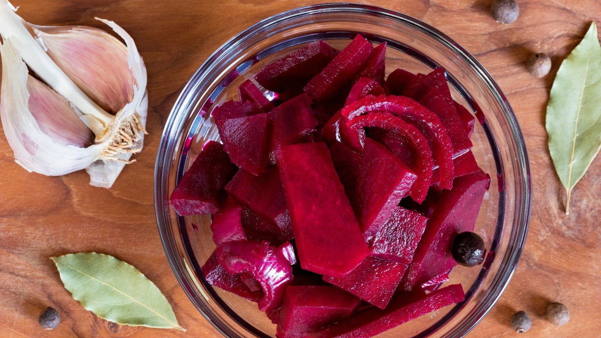 Γιατί πρέπει να αρχίσετε να τρώτε παντζάρια τουρσί - Τι να προσέχετε