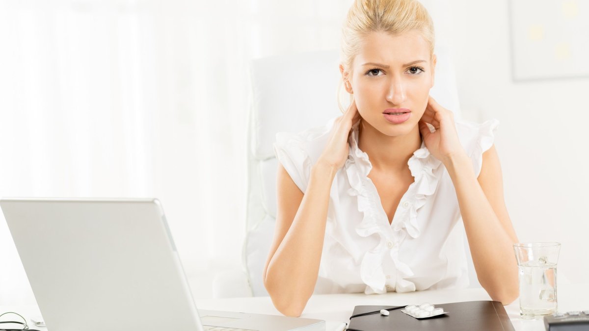 Το κινητό και ο υπολογιστής επιβαρύνουν τον αυχένα - 3 απλά βήματα για αποτελεσματική πρόληψη