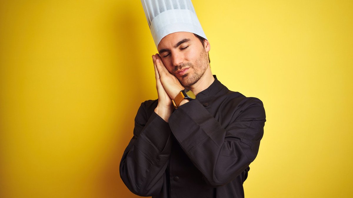 Μεταγευματική υπνηλία: Πώς δεν θα σας πιάνει νύστα μετά το φαγητό