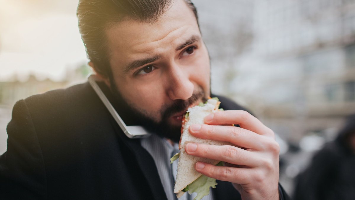 8 καθημερινές συνήθειες που αυξάνουν κρυφά το σάκχαρο αίματος