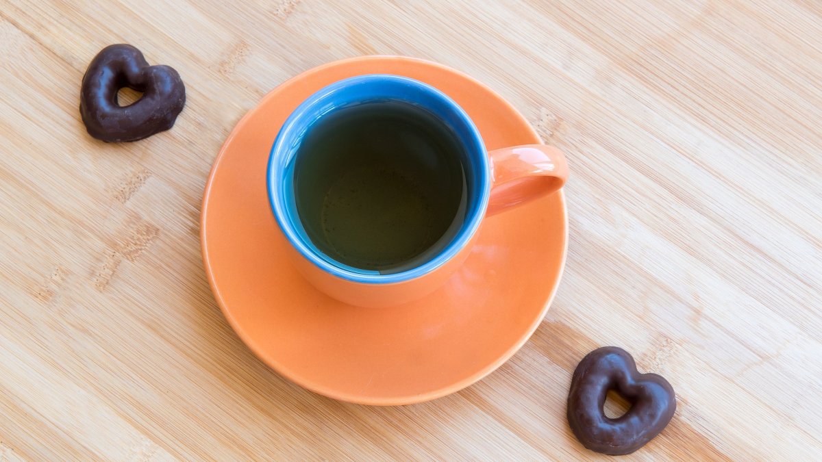 Μαύρη σοκολάτα ή πράσινο τσάι; Ποιο έχει περισσότερα αντιοξειδωτικά και ενισχύει τη διάθεση;