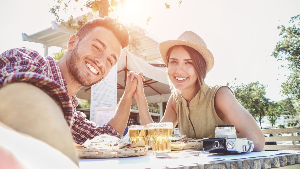 Πώς μια βόλτα μετά το γεύμα αλλάζει τον τρόπο που εγκέφαλος και σώμα αντιδρούν στο φαγητό