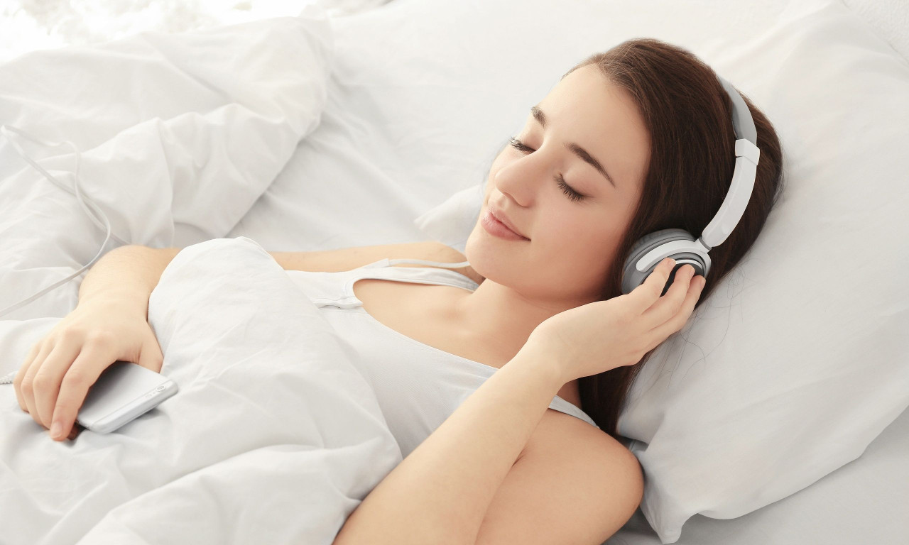 &Tau;&iota; &epsilon;ί&nu;&alpha;&iota; &omicron; &rho;&omicron;&zeta; &theta;ό&rho;&upsilon;&beta;&omicron;&sigmaf; &pi;&omicron;&upsilon; &chi;&alpha;&lambda;ά&epsilon;&iota; &tau;&omicron;&nu; ύ&pi;&nu;&omicron; REM &kappa;&alpha;&iota; &xi;&upsilon;&pi;&nu;ά&tau;&epsilon; &kappa;&omicron;&upsilon;&rho;&alpha;&sigma;&mu;έ&nu;&omicron;&iota;