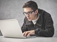 Τα 11 συμπτώματα εθισμού των παιδιών στο Internet