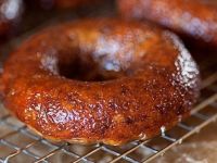 Σπιτικά, αφράτα donuts μπανάνας με υπέροχο γλάσο από καστανή ζάχαρη!