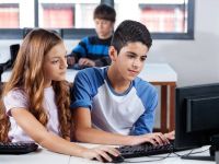 Επιβλαβής για τα οστά των εφήβων η υπερβολική χρήση υπολογιστή