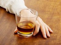 Πίνατε αλκοόλ πριν καταλάβετε ότι είστε έγκυος; Ποιες είναι οι πιθανές συνέπειες