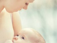 Συγκλονιστικές φωτογραφίες: Μωρά που θηλάζουν… μπέργκερ και ντόνατς