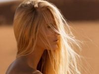 Έχεις λεπτά και αδύναμα μαλλιά; Τότε σταμάτα να κάνεις αυτό το λάθος όταν λούζεσαι!