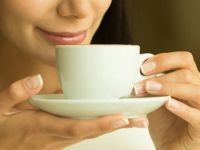 Καφές με άδειο στομάχι: Γιατί πρέπει να τον αποφεύγετε