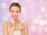 Πώς θα φτιάξετε σπιτικό lip balm με άρωμα καρύδας