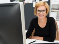 Πέντε ασκήσεις που μπορείτε να κάνετε στο γραφείο (βίντεο)