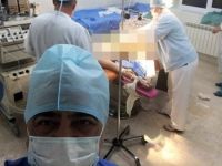 Αυτός ο γιατρός έβγαλε selfie την πλέον ακατάλληλη στιγμή