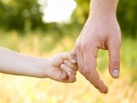 Η ανάγκη για φροντίδα των παιδιών έκανε τον άνθρωπο πιο έξυπνο από τα ζώα