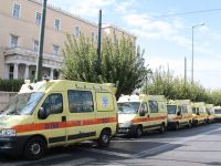 Διαμαρτυρία εργαζομένων του ΕΚΑΒ έξω από τη Βουλή