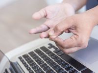 Χέρια και πόδια που μουδιάζουν: 7 πιθανές αιτίες μέσα από εικόνες