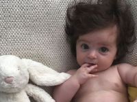 6 μηνών μωρό με πολύ -πολύ όμως- μαλλί τρελαίνει το internet!