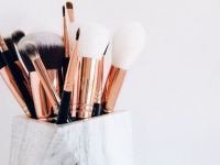 Καθαρίστε τα πινέλα του μακιγιάζ σας σήμερα!