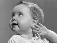 Baby piercing: Ποιους κινδύνους κρύβει το τρύπημα των αυτιών ενός παιδιού