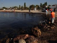 ΚΕΕΛΠΝΟ: Μην κολυμπάτε στις περιοχές που έχουν μολυνθεί από την πετρελαιοκηλίδα